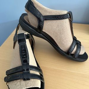 Clarks Un Vaze Black Patent Sandals, Size 7.5 M